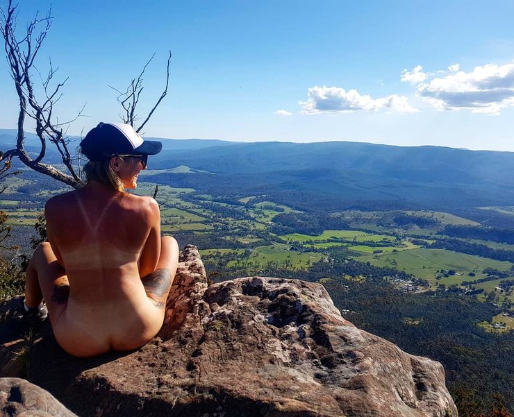 Девушка из Австралии путешествует голышом7.jpg