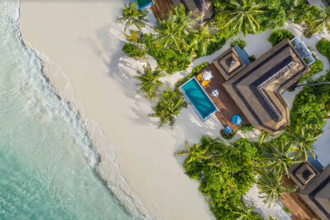 Pullman Maldives Maamutaa Resort_пляж.jpeg